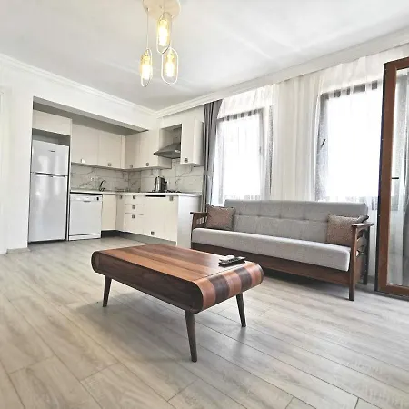 2 + 1 In The Center Of With Sea View. Super Location 公寓 *